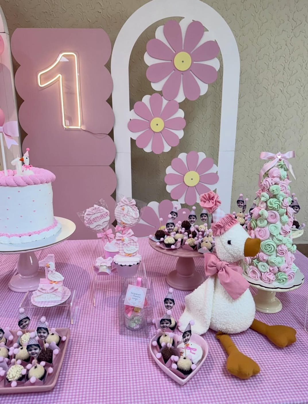 festa de 1 ano de gansinhos cor de rosa