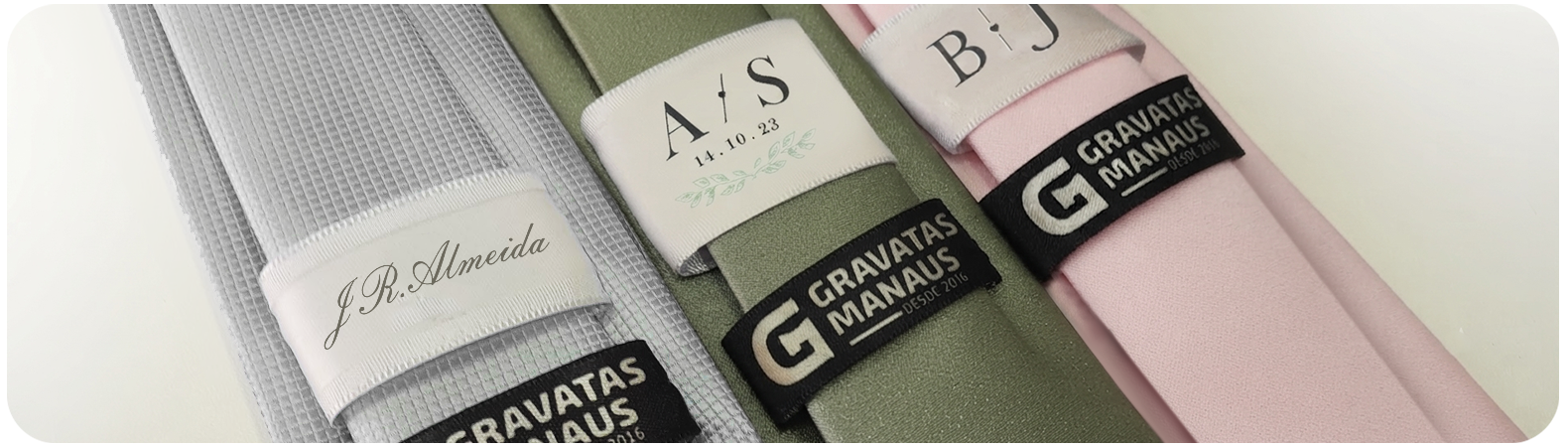 Detalhe de nome e data personalizados em gravata de casamento