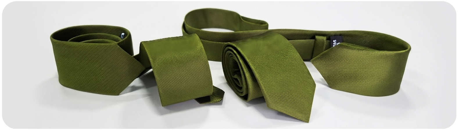Gravatas verde oliva coordenadas para padrinhos de casamento