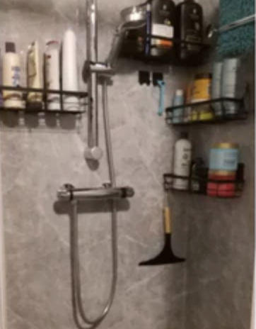 Uso del papel mármol adhesivo en baño