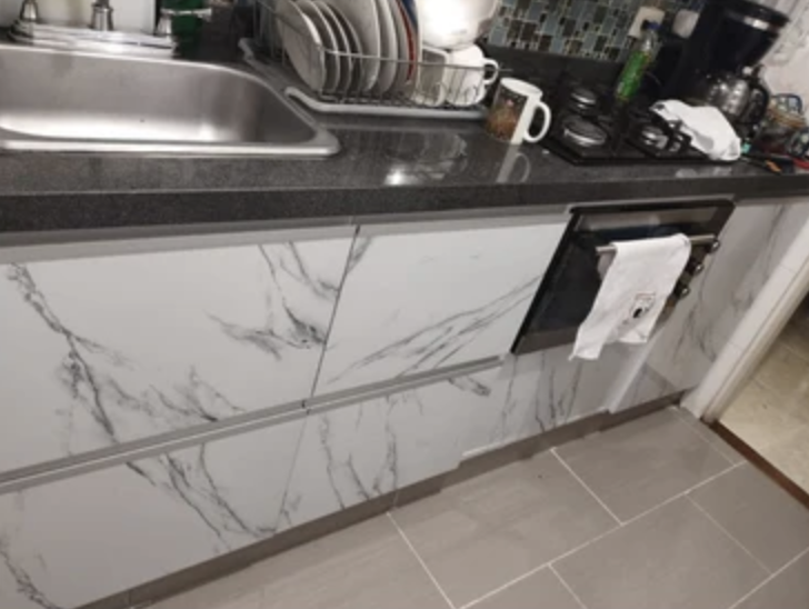 Aplicación en pared de cocina con vinilo mármol