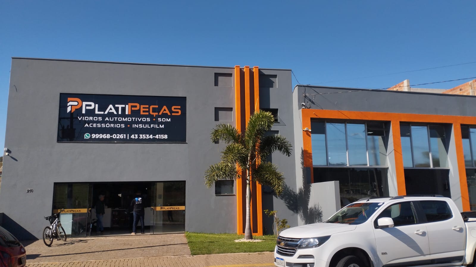 Fachada da Platipeças Lider em Vidro Automotivo no Norte Pioneiro