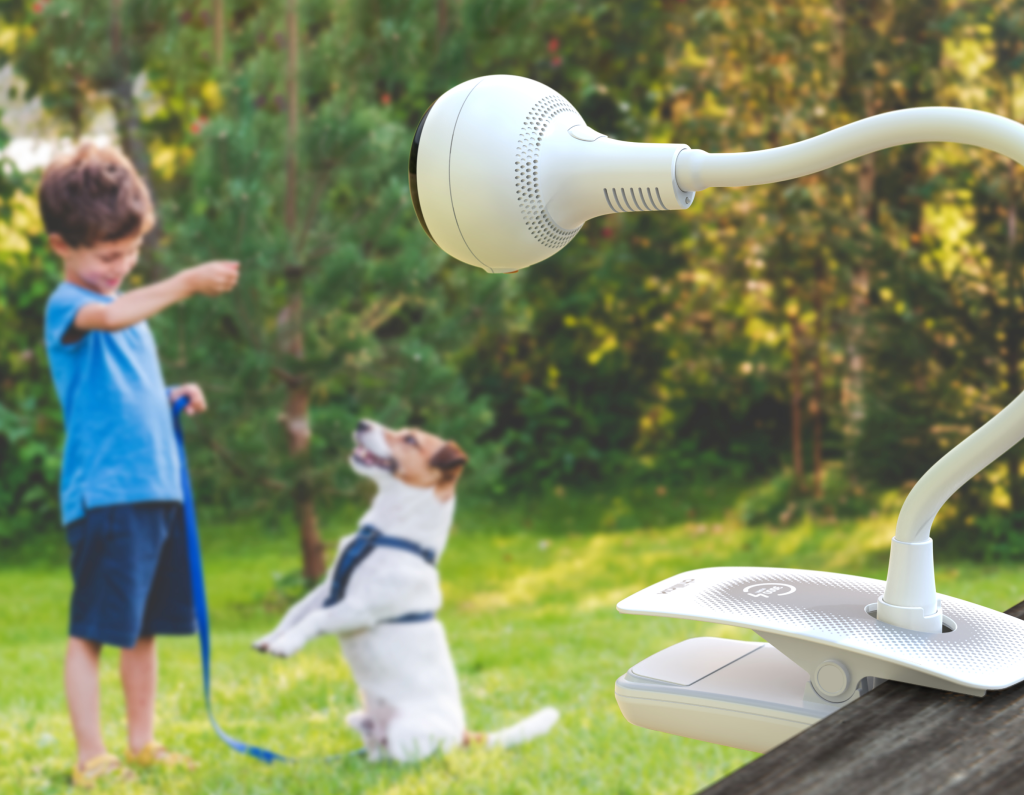 Bebê monitorado pela babá eletrônica Chillax Giraffe Pro Max