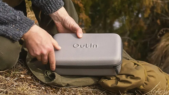 Estuche EVA rígido protegiendo el Outin Nano de golpes y humedad