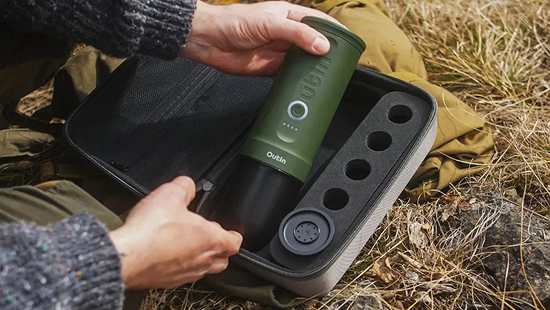 Estuche del Outin Nano en una mochila de mano para viaje en avión