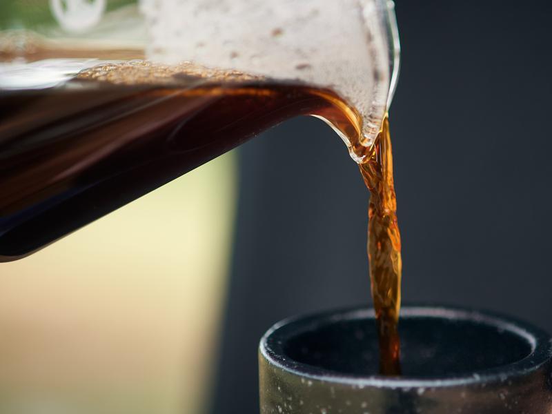 Café Clássico sendo servido da jarra para a xícara