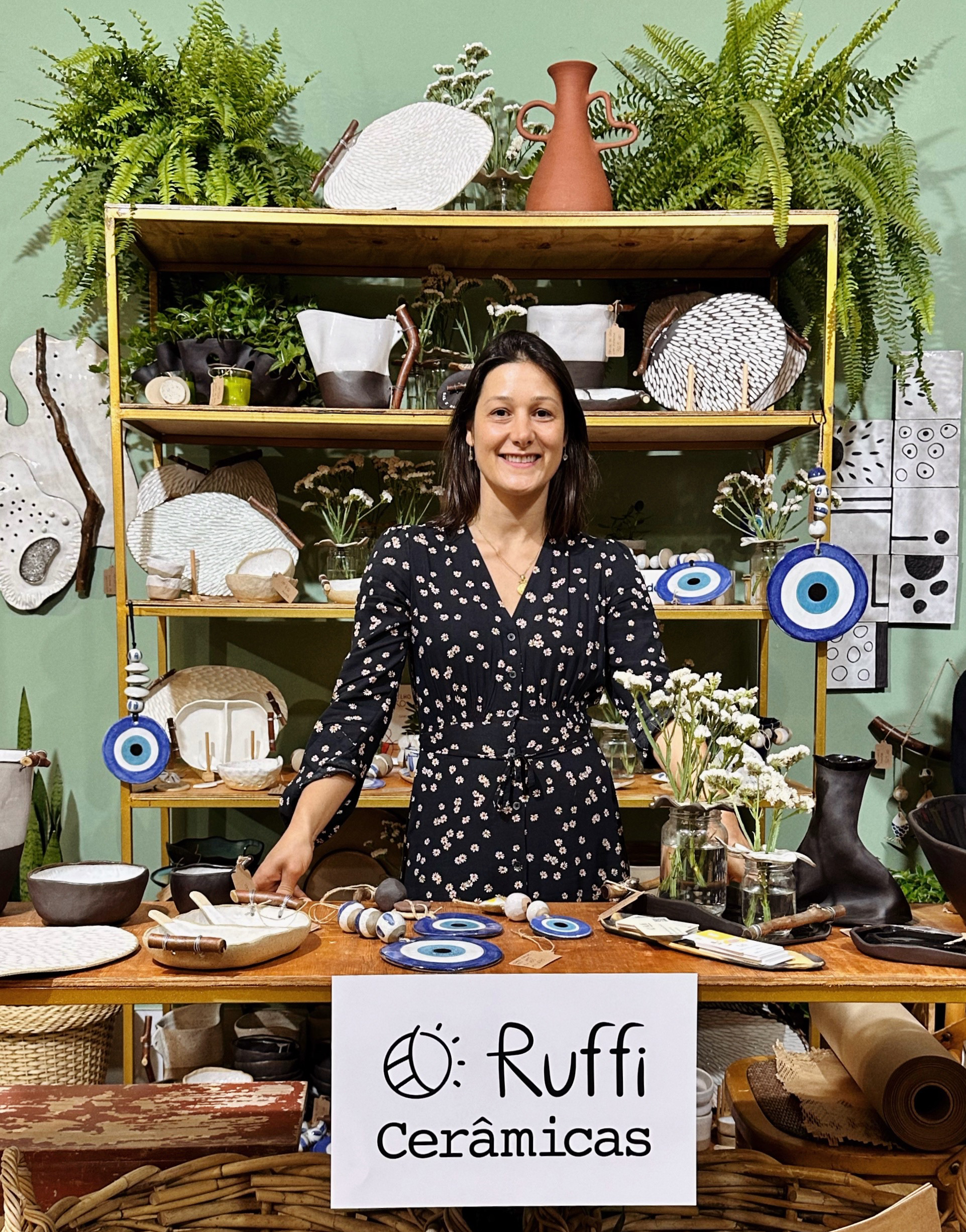 Luana Ruffolo no stand da Ruffi Cerâmicas em 2024, na Carandaí 25
