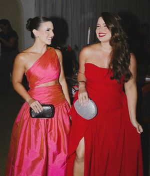 Mariana e Eugenia são amigas desde o Ensino Médio e ambas formadas em Publicidade e Propaganda, mas não dividem só a formação, como também a paixão por moda.  Mariana logo seguiu sua carreira profissional sempre rumo à moda, criando seu Ateliê de Vestidos de Festa e em seguida fundando a Me Veste.   Eugenia seguiu na sua área de formação, e segue até hoje se dividindo, atuando em Publicidade e Marketing e também à frente da Me veste.