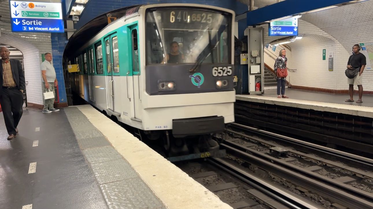 Trem clássico do metrô de Paris em cores verde e branco em movimento nos trilhos, capturado pela fotografia de Prosa Graffiti para o livro Vacaciones