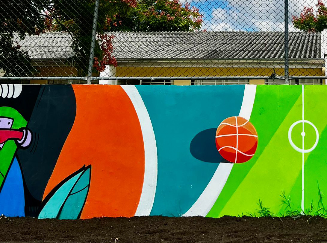 Mural de arte em quadra poliesportiva em Curitiba, no Bairro Alto.