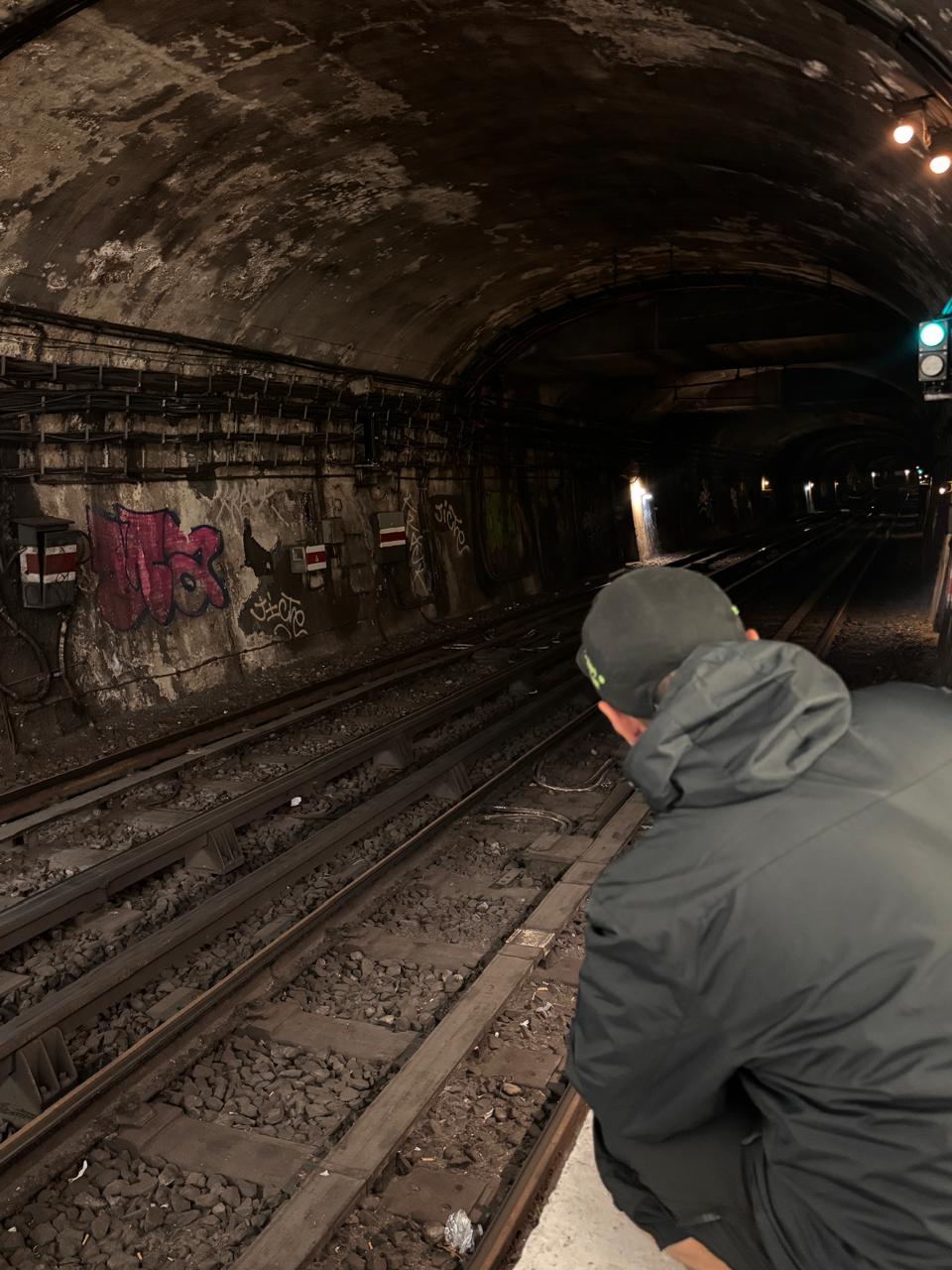 Artista de graffiti brasileiro Prosa em momento de exploração urbana nos sistemas subterrâneos da França, registrando a cultura do graffiti europeu.