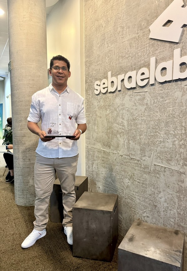 Fernando Santana recebendo prêmio no Sebraelab