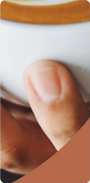 Mão segurando xícara de café