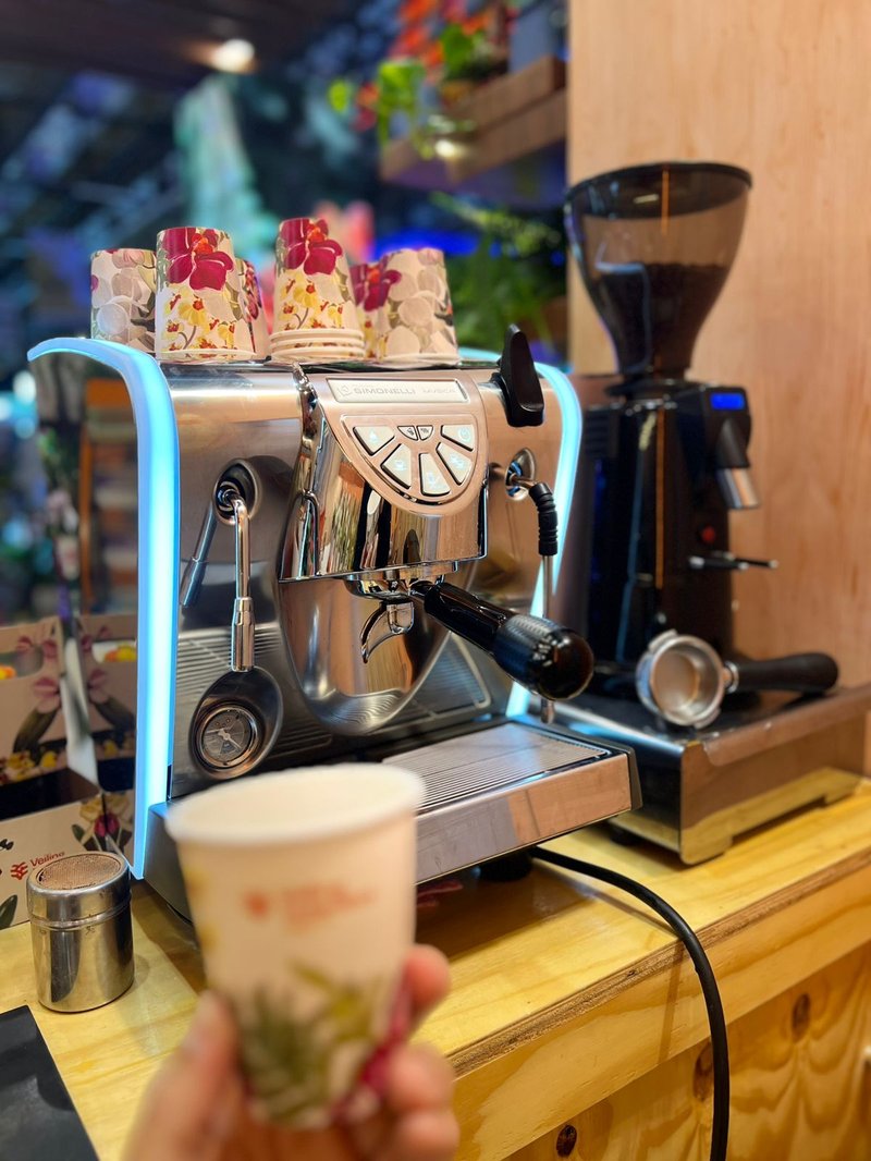 Estação de café com moedor e xícaras personalizadas