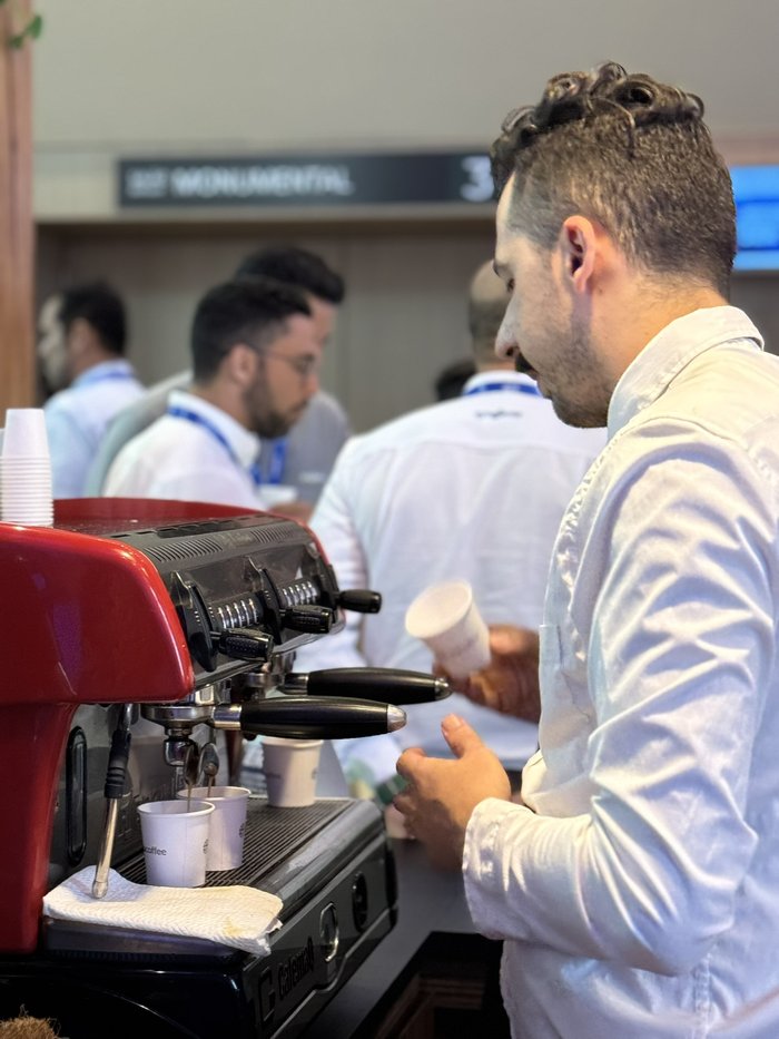 Barista preparando café em evento corporativo