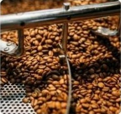 Grãos de café torrados no tambor