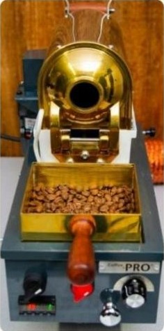 Torrador de café dourado em funcionamento