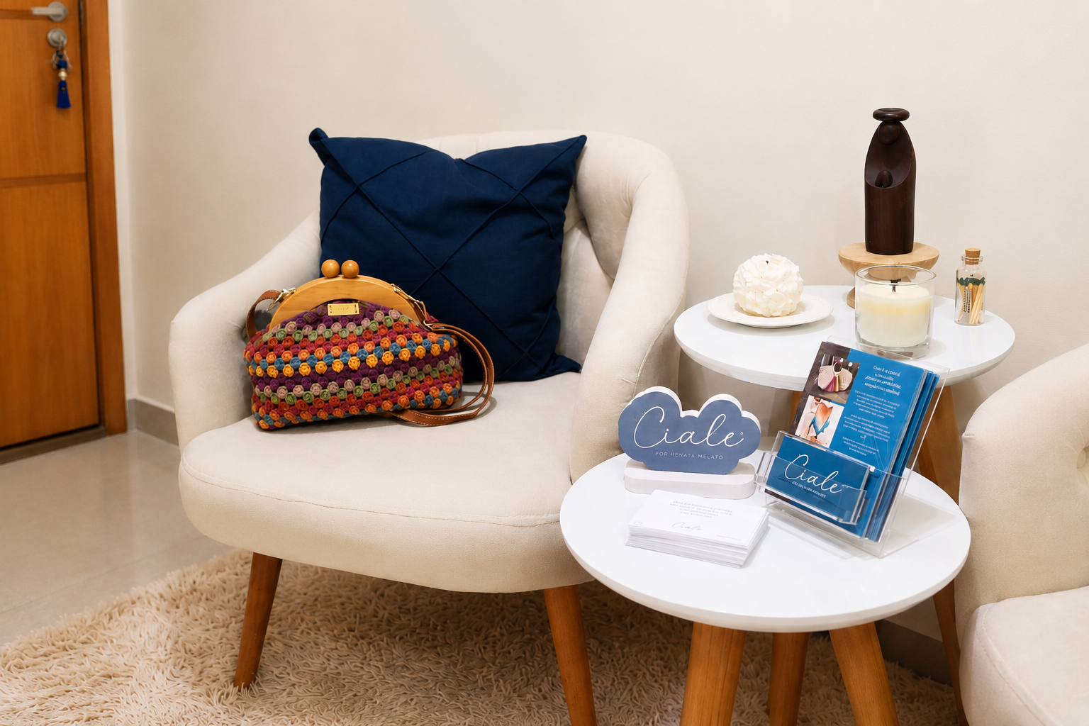 Showroom da Ciale por Renata Melato em Jundiaí, com Bolsa em crochê autoral, poltrona clara e materiais da marca sobre a mesa.