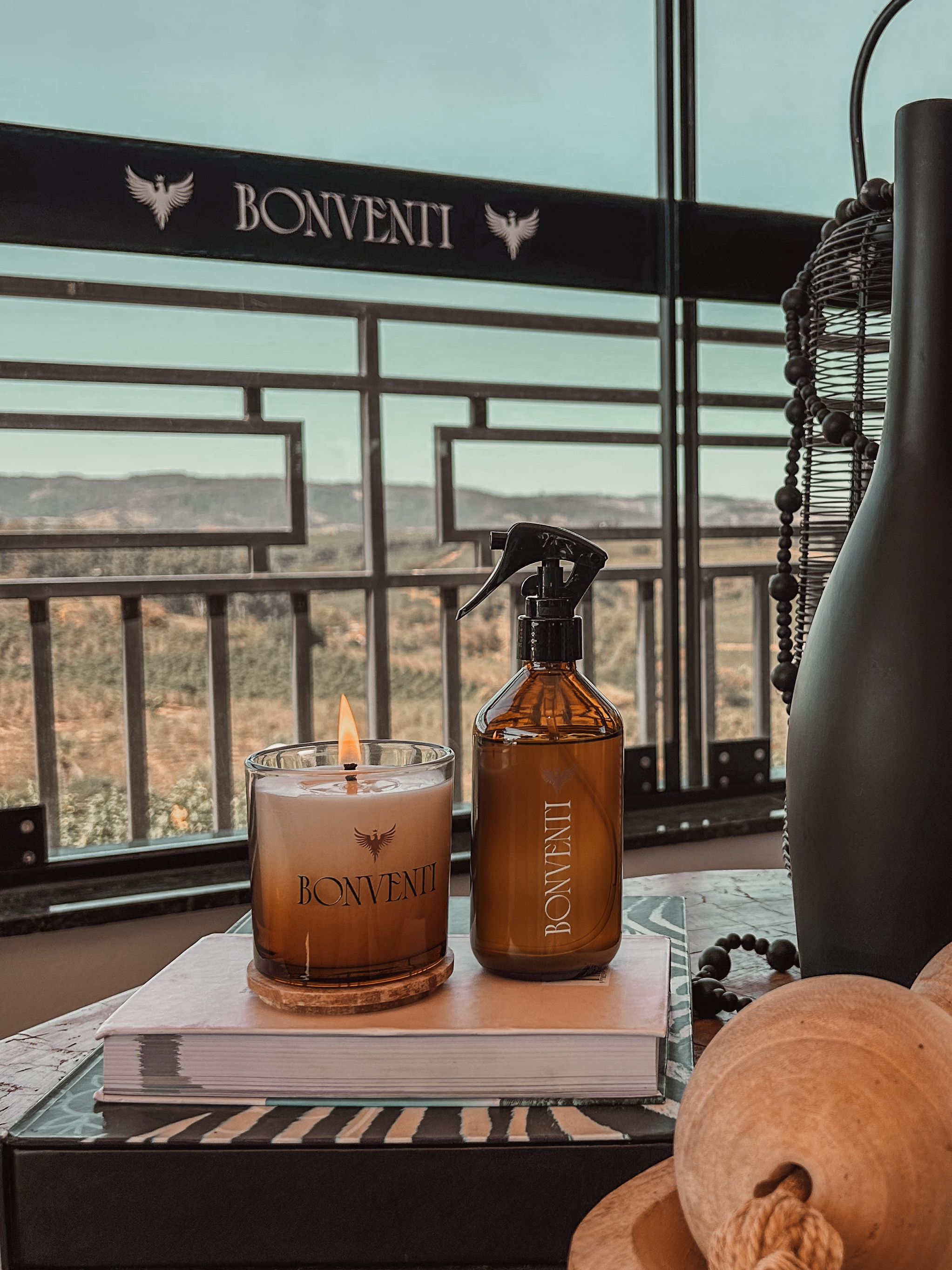 Vela e home spray Bonventi com vista para os vinhedos, projeto de identidade olfativa corporativa