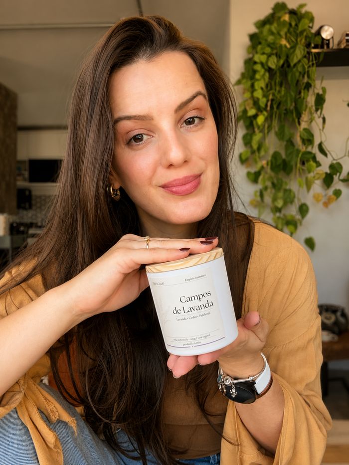 Laura, fundadora da Trescalo, com a vela Campos de Lavanda