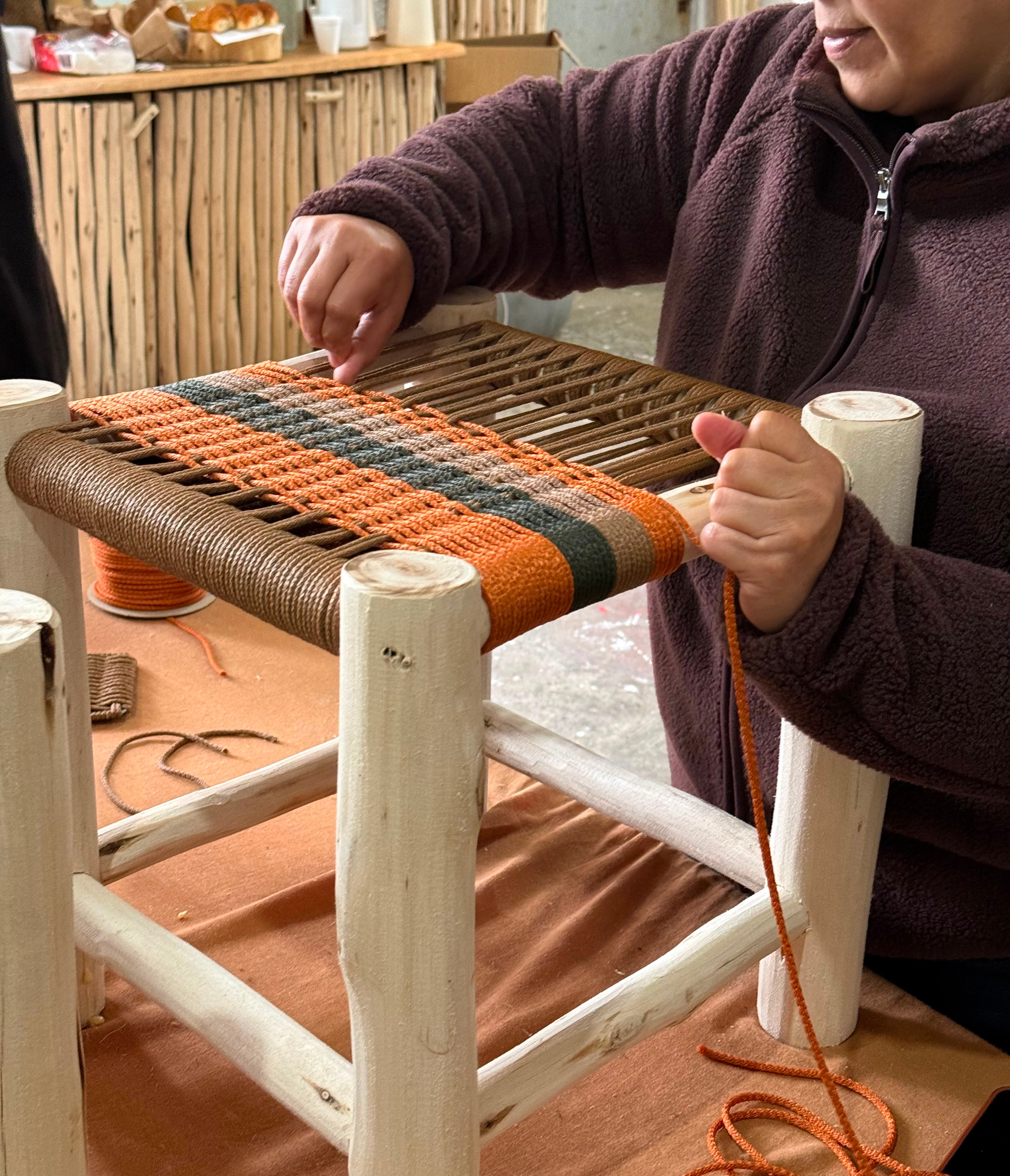 Tejiendo un banco a mano en el workshop de Vibra Bohemia