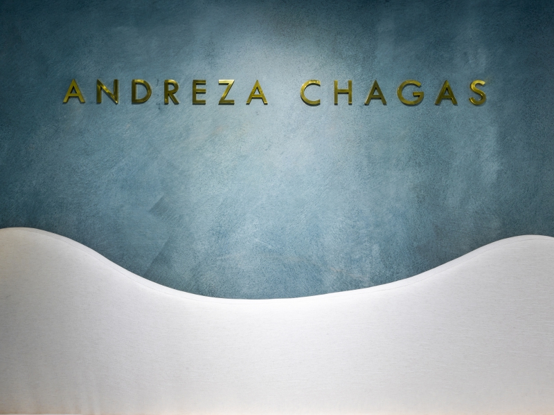 interior-da-loja-andreza-chagas-ambiente-premium-atendimento-premium-letreiro-dourado