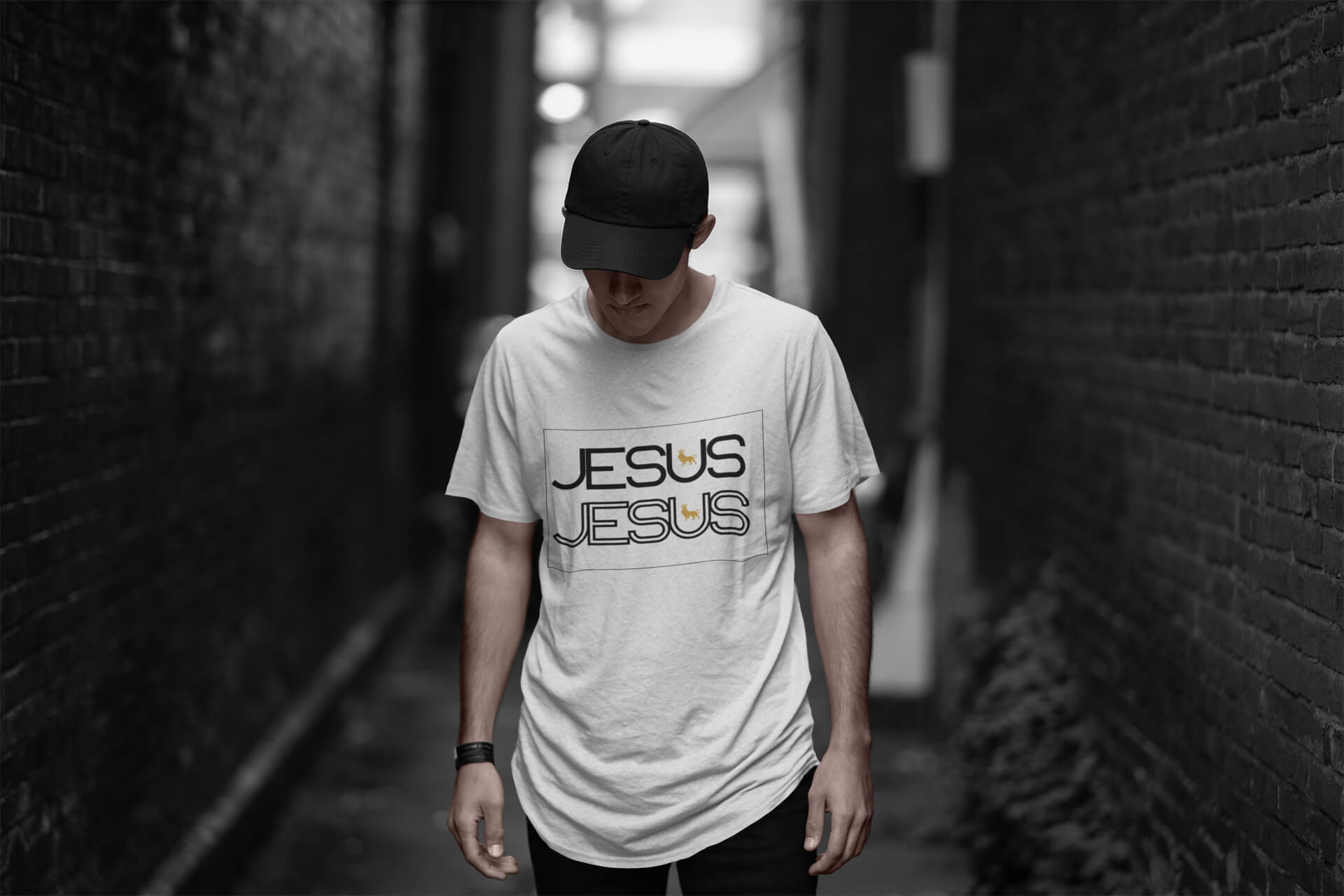 rapaz em um beco usando camiseta masculina moda evangélica estampada jesus jesus 