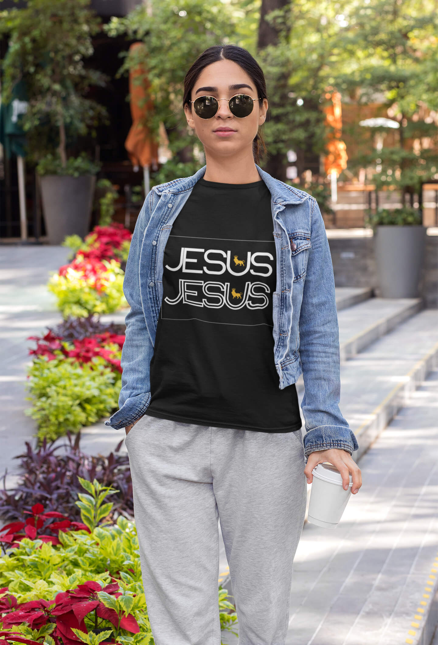 mulher vestindo camiseta feminina estampa jesus