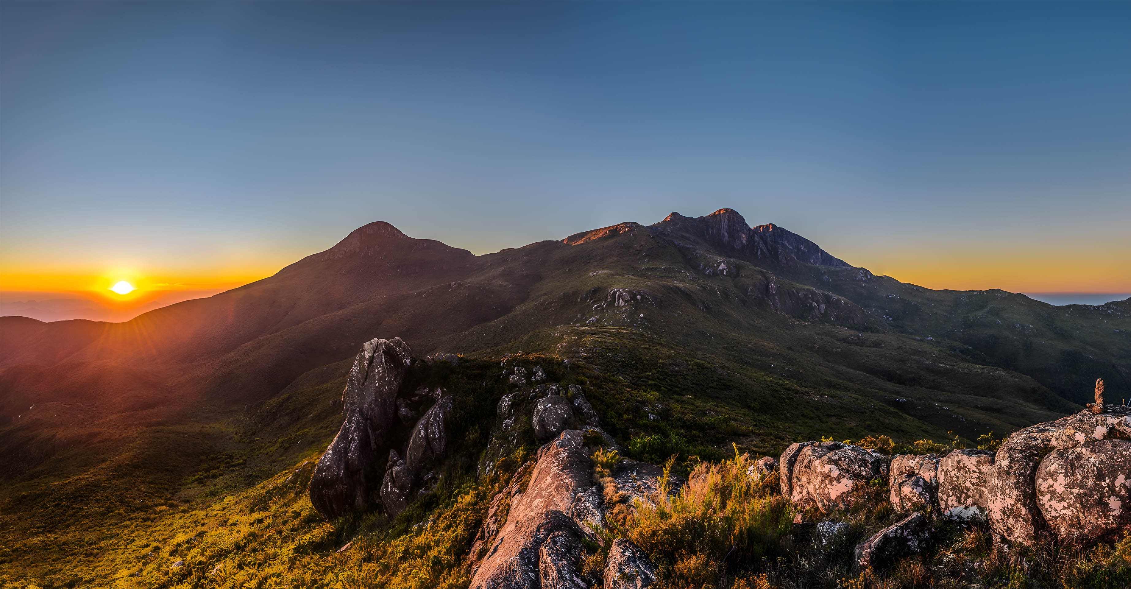 Montanhas do Caparaó ao pôr do sol