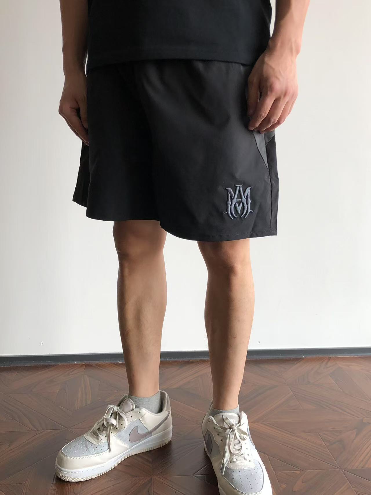 EL MODELO USA LA TALLA "L" Y MIDE 170 CM CON PESO 60 KG 