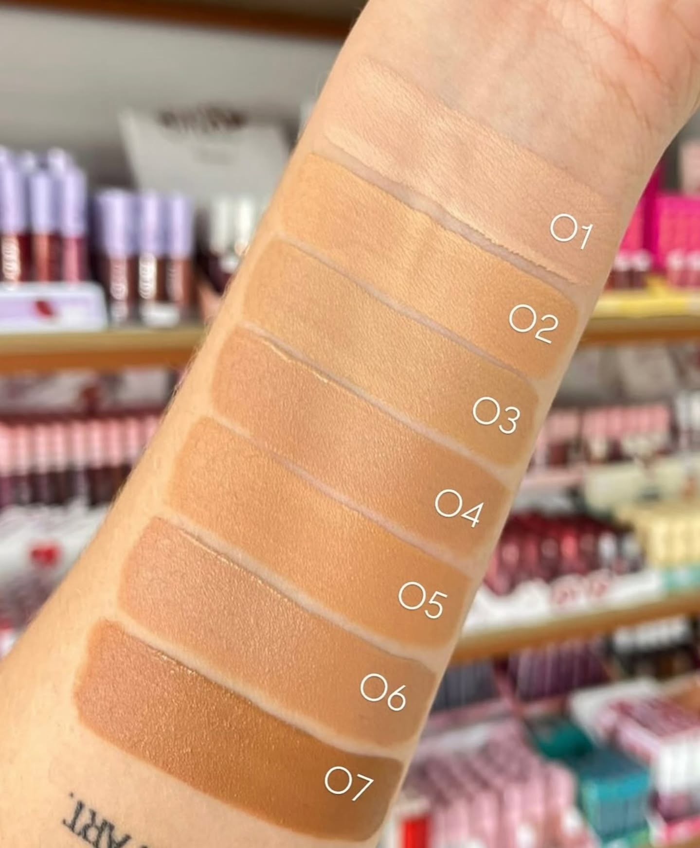 Swatches das sete cores da Base Matte Alta Cobertura Ph&aacute;llebeauty, numeradas de 01 a 07
