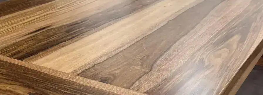 Madera Petiribi - Veta pareja, tono oliváceo