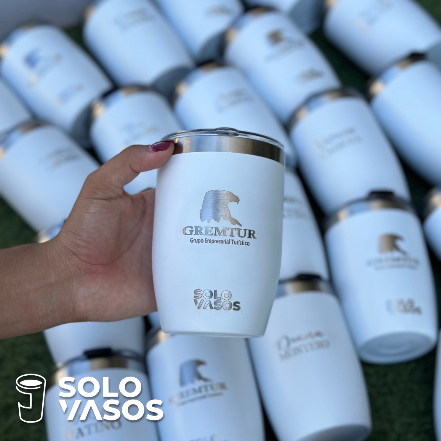 SoloVasos Pit 12 oz blancos personalizados con el logo de una empresa