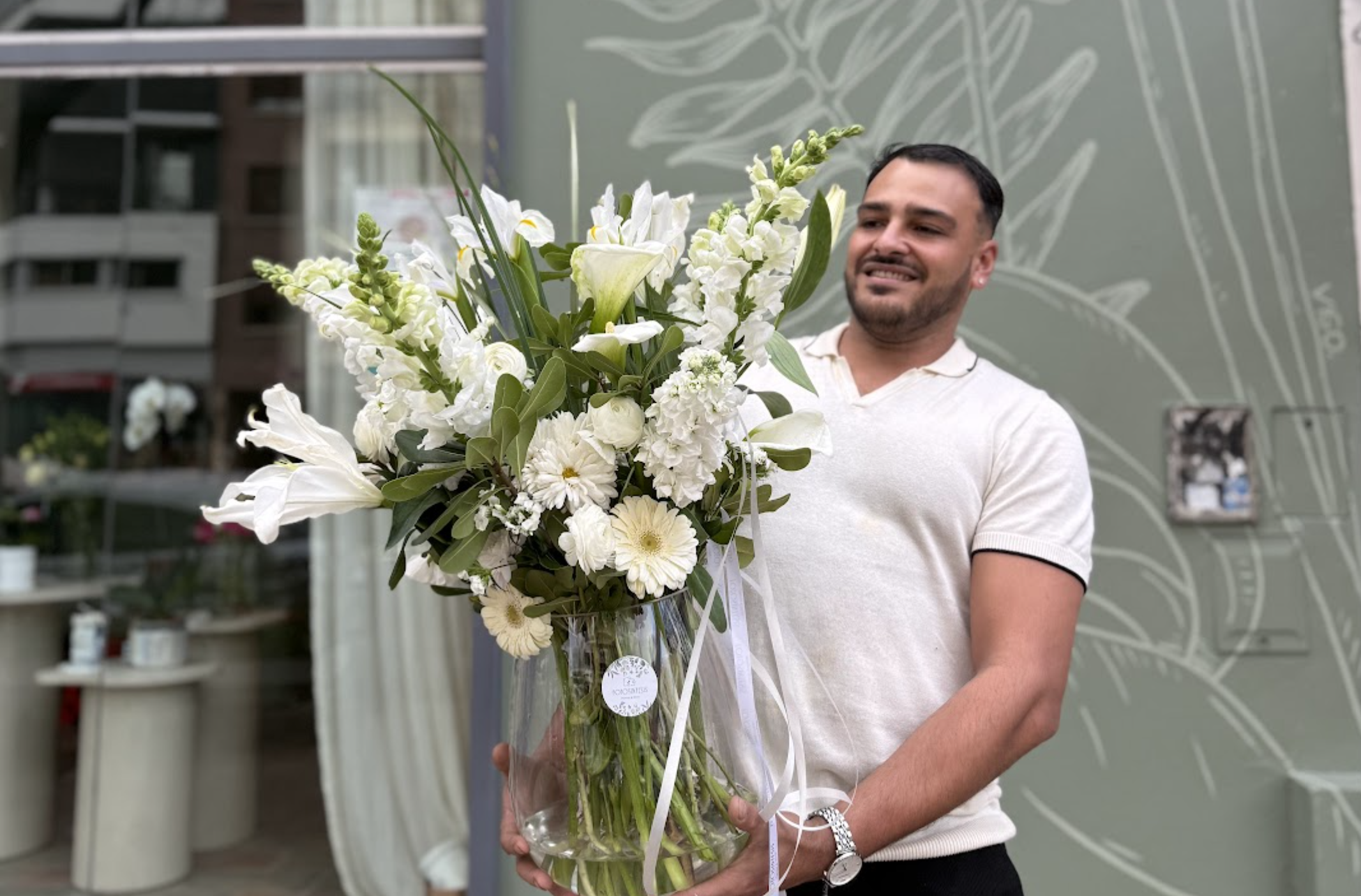 Interior del local con flores y plantas