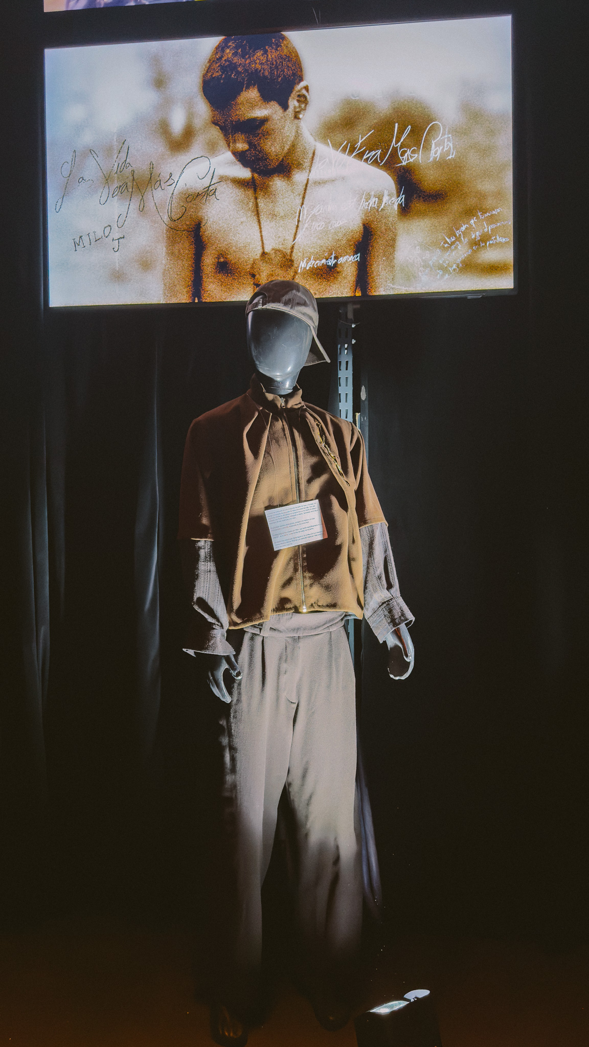 Milo J con chaqueta y pantalón con faja de Atelier Molina en la escucha de prensa de Sony Music