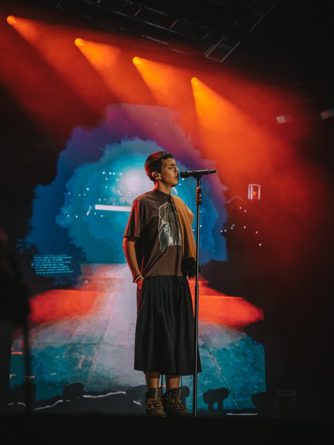 Milo J en el Festival de Folklore Cosquín 2026 con bermuda tableada de Atelier Molina