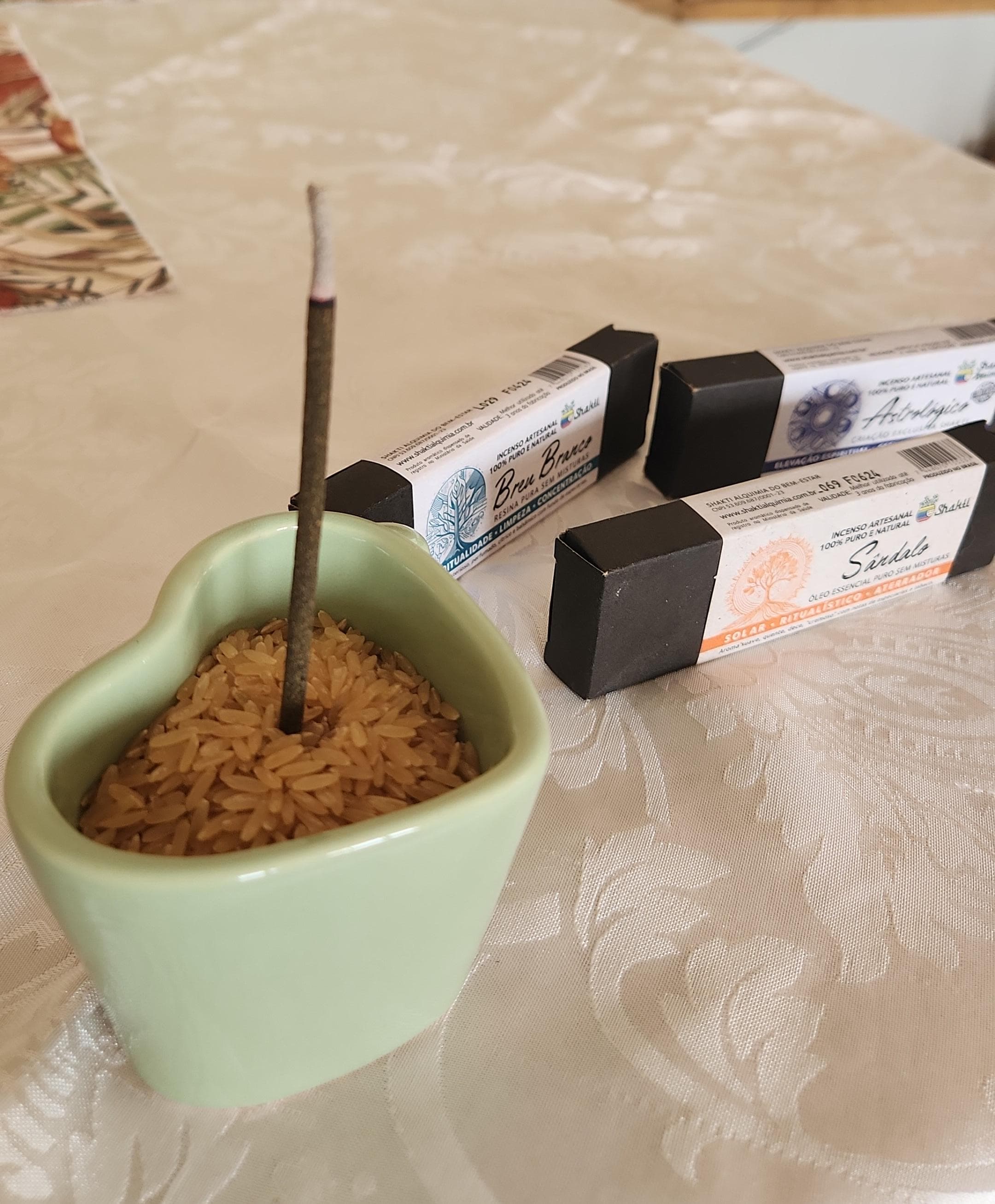 Incenso Shakti fixado em recipiente com arroz cru