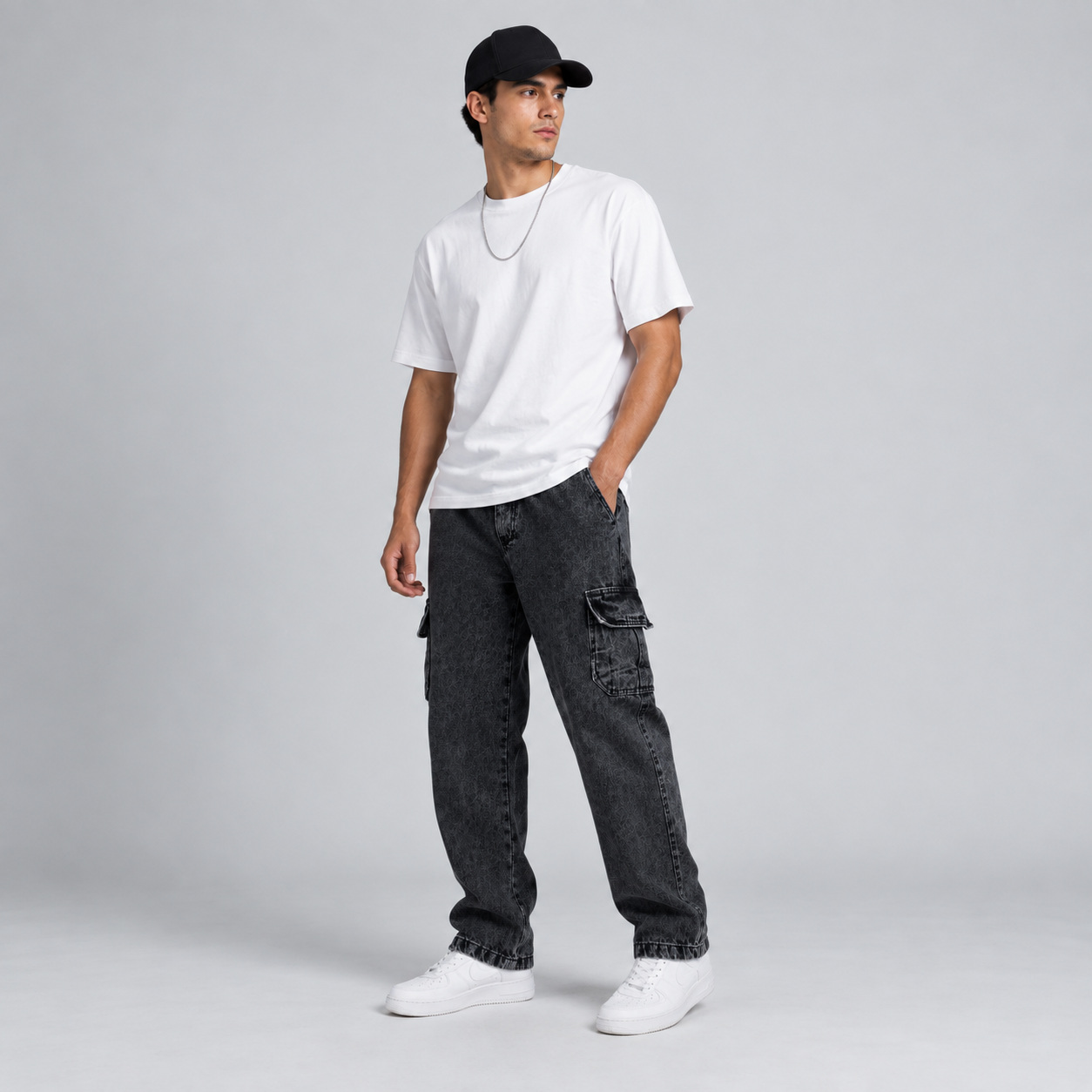 Look completo com camiseta branca, Cargo Reta Jeans Grafite e t&ecirc;nis branco.