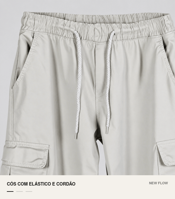 Detalhes do c&oacute;s com cord&atilde;o, bolso traseiro e barra aberta da sarja bege clara.