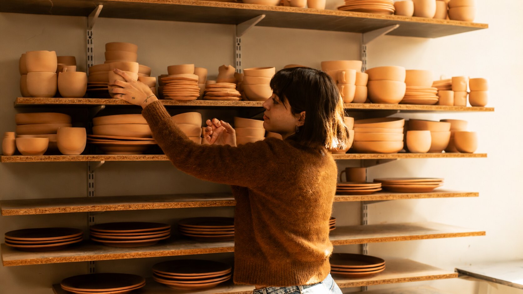 Ornella en su estudio de cerámica artesanal en Palermo