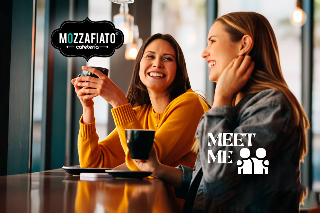 Dos chicas tomando café sonriendo