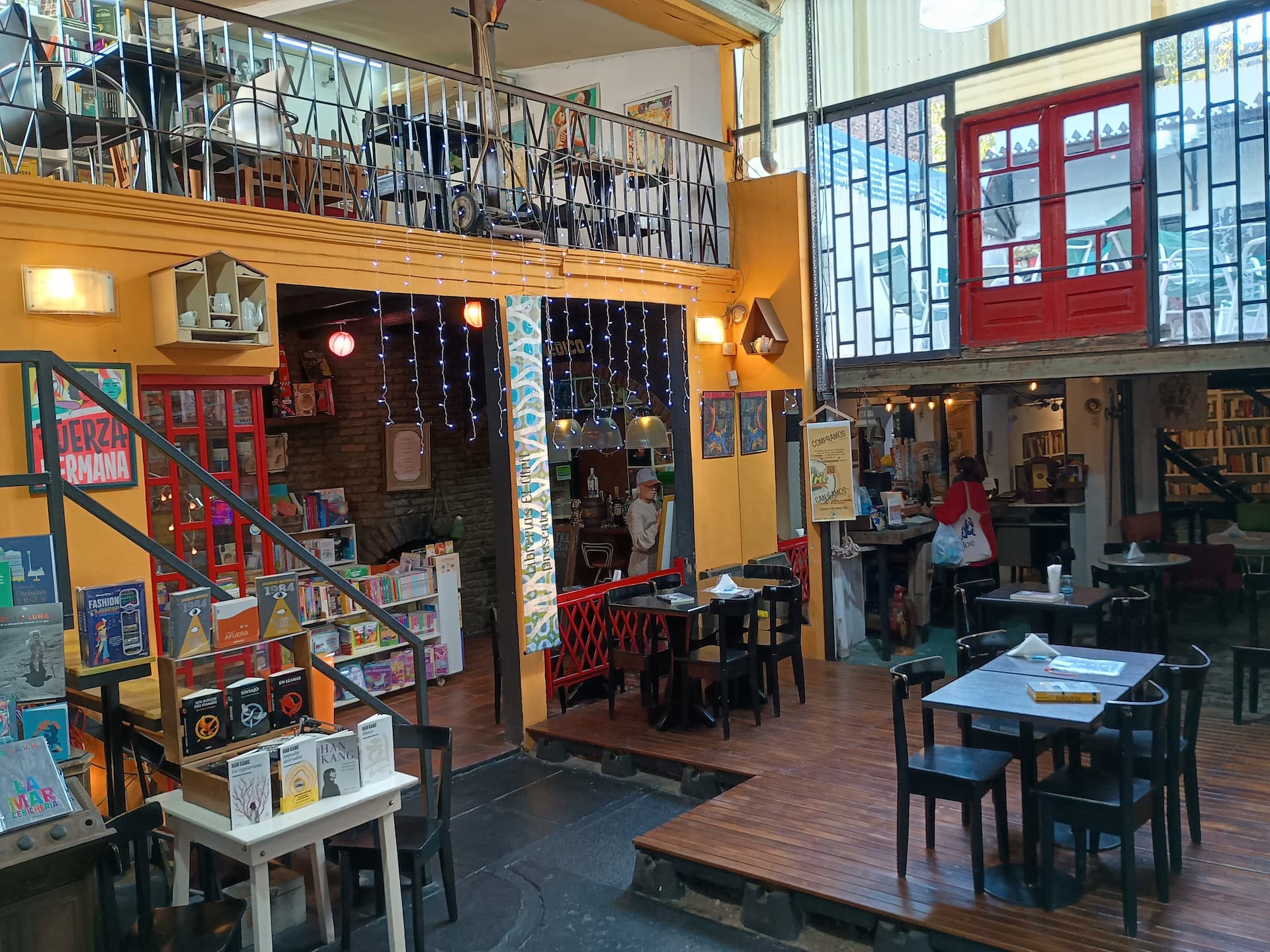 Sucursal El Atril Morón Libros y Café - Rep. Oriental del Uruguay 281