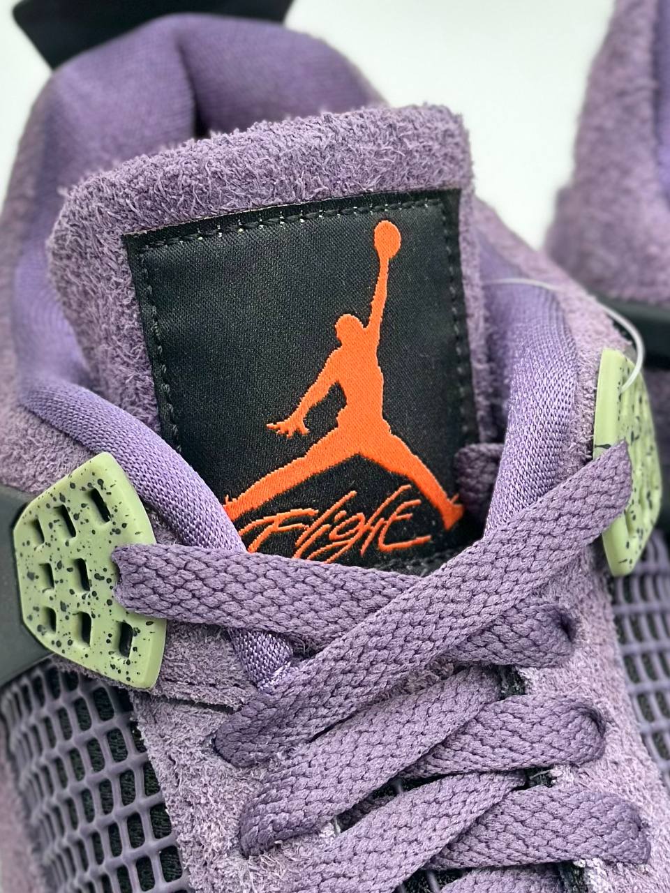 Jordan 4 Retro Canyon Purple vista de la lengueta