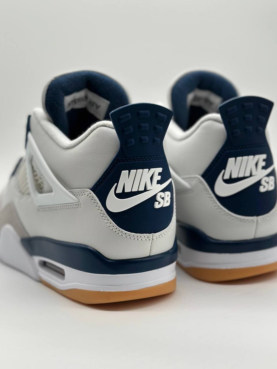 Jordan 4 Retro SB Navy Yantax Sneakers