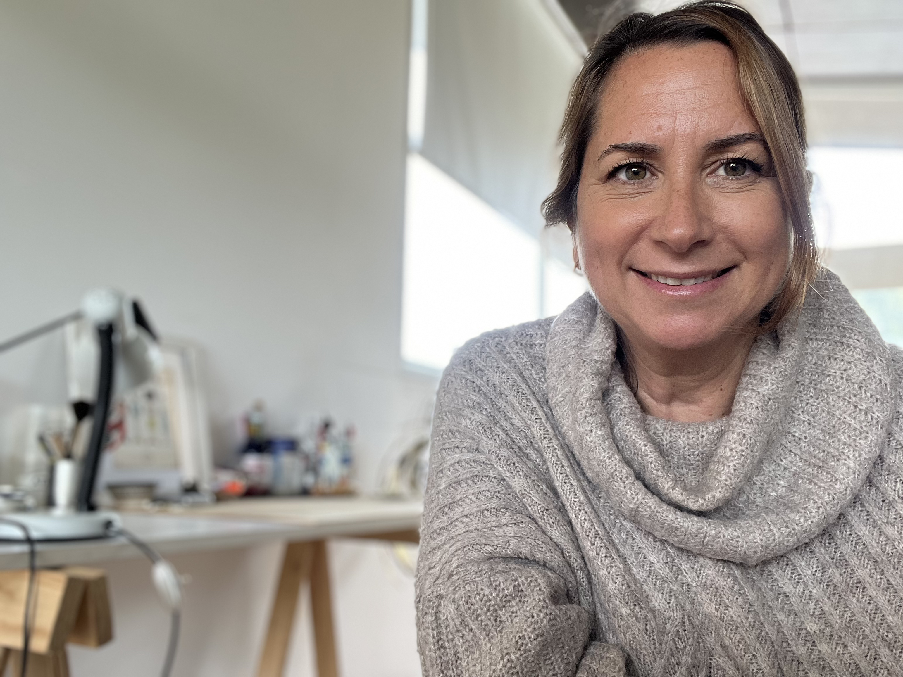 Foto de la creadora de VIU en su taller