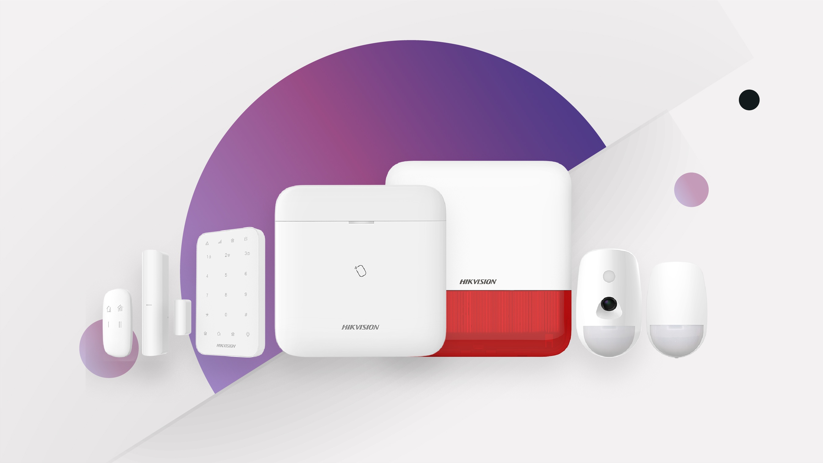 Familia protegiendo su hogar con el sistema de alarma AXPRO