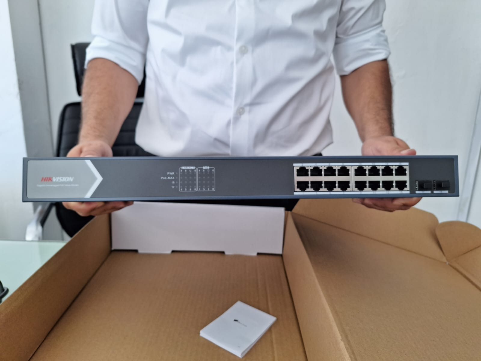 Equipos Hikvision en showroom - Switches y networking