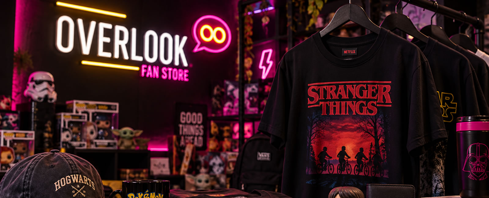 Interior de OVERLOOK Fan Store, con productos y ambientación de cultura pop