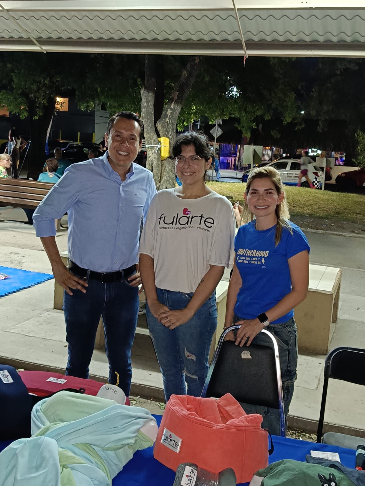Foto mía con el Alcalde de San Nicolás, cuando iba a bazares y exposiciones pequeñas.