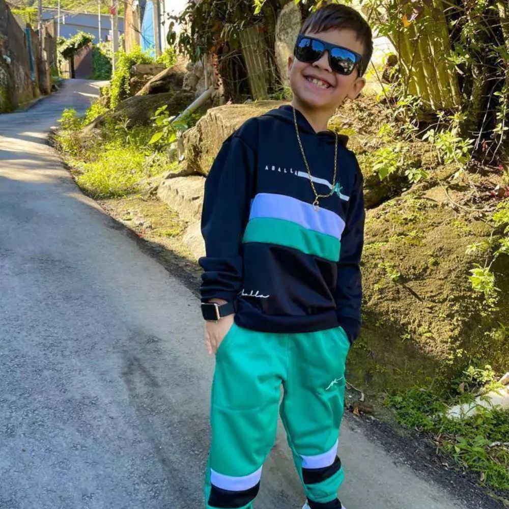 Modelo com Conjunto Aballa Kids Menta
